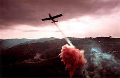 Un avión apaga el fuego de Collserola.