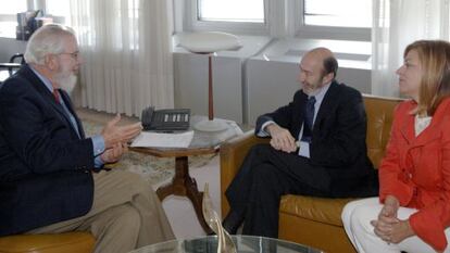 Rubalcaba y Valenciano, con el director general de la Organización Internacional del Trabajo, Juan Somavía, en Ginebra.