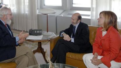 Rubalcaba y Valenciano, con el director general de la Organización Internacional del Trabajo, Juan Somavía, en Ginebra.