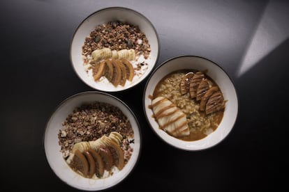 Bol de porridge de avena, frutas pochadas y frescas y toffee en Misión Café.