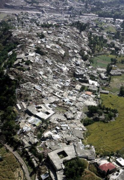 Vista aérea de la ciudad paquistaní de Balakot, en el noroeste del país, que ha quedado destruida en su mayoría por el fortísimo terremoto de 7,6 grados.