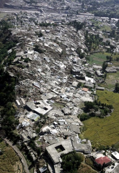 Vista aérea de la ciudad paquistaní de Balakot, en el noroeste del país, que ha quedado destruida en su mayoría por el fortísimo terremoto de 7,6 grados.