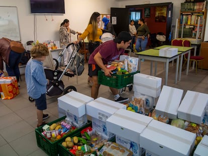 Un grupo de personas se acercaba a recoger alimentos en una campaña contra la pobreza en San Sebastián, en septiembre.