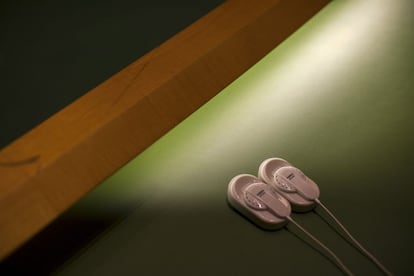 Detalle de unos auriculares para los intérpretes en el escritorio de un delegado en el Salón de la Asamblea General.