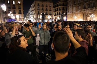 Los agricultores concentrados frente al Palau de la Generalitat, debaten si seguir o no la protesta tras la reunión mantenida por el 'president' Aragonés y los sindicatos.