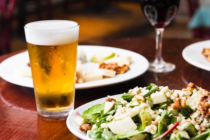 Elegir la cerveza perfecta potencia la experiencia del plato.