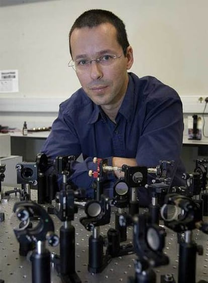 Pablo Loza-Álvarez, en su laboratorio del Instituto de Ciencias Fotónicas (Icfo), en Castelldefels.