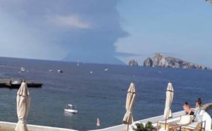 Columna de humo del volcán Stromboli