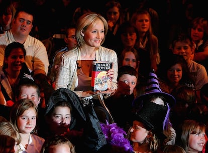 J.K. Rowling en una firma promocional con lectores en Londres.