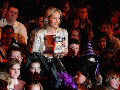 J.K. Rowling en una firma promocional con lectores en Londres.