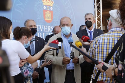 El vicepresidente de la Junta, Francisco Igea, atiende a los medios de comunicación en Burgos.