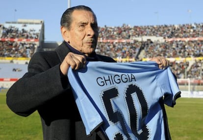 Ghiggia sostiene su camiseta de Uruguay 