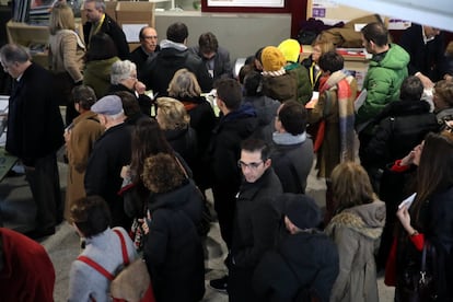 Una multitud espera per votar a l'Institut Jaume Balmes, a Barcelona.