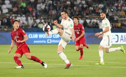 Gareth Bale controla el balón.