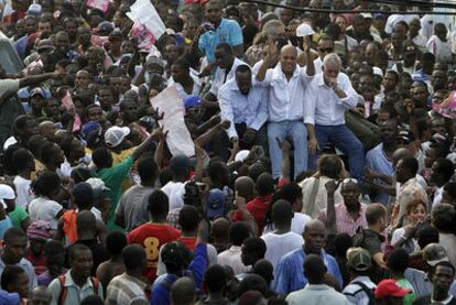 El candidato Michel Martelly, en el centro de la imagen bailando encima de un coche, ha liderado una de las concentraciones de los haitianos, que protestan por el fraude en las elecciones presidenciales y legislativas de este domingo.