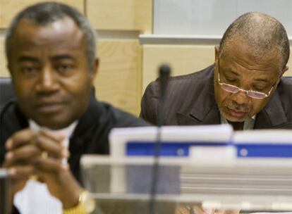 El ex presidente de Liberia, Charles Taylor, a la derecha, durante la sesión de ayer en el Tribunal Especial para Sierra Leona en La Haya.