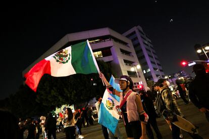 Manifestantes sujetan una bandera de México y de Guatemala, durante las protestas en Los Ángeles, este lunes.