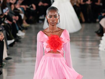 Giambattista Valli llama al optimismo con una colección muy aplaudida en París