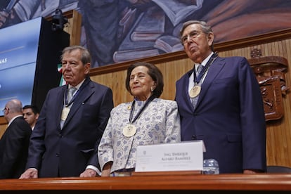 En 1988 se convirtió en la primera mujer electa por la Ciudad de México para ocupar un escaño en el Senado. En la imagen, de 2018, recibe un Doctorado Honoris Causa por la Universidad de Guadalajara U. De G. por su destacada labor en la democracia.