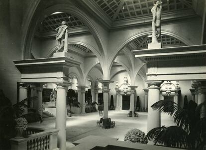 Interior del Palau de la Reina Victòria Eugènia de Puig i Cadafalch, el 1929.