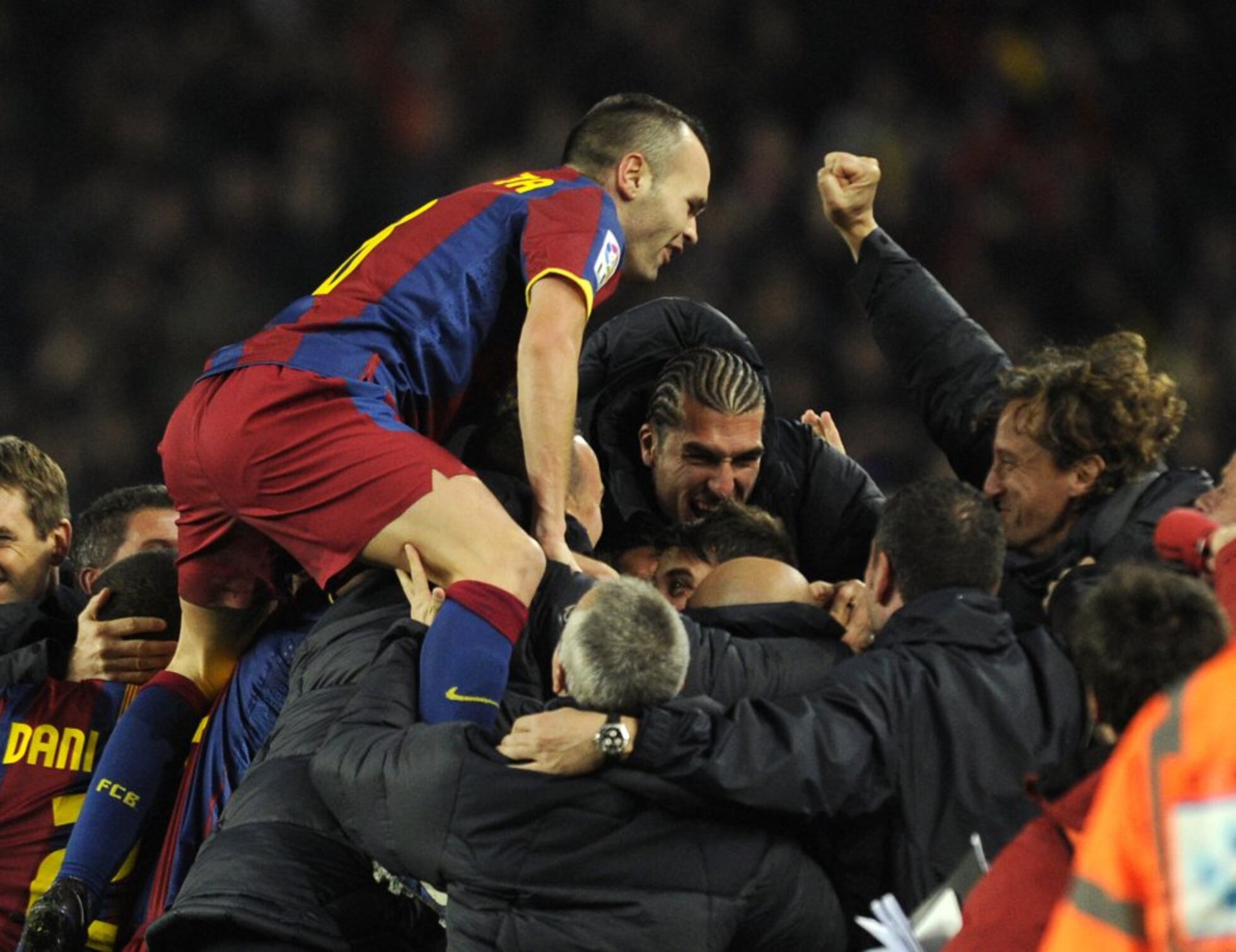 Iniesta Rodeado Andrés Iniesta, su vida deportiva en el FC Barcelona | Fotos | Deportes ...