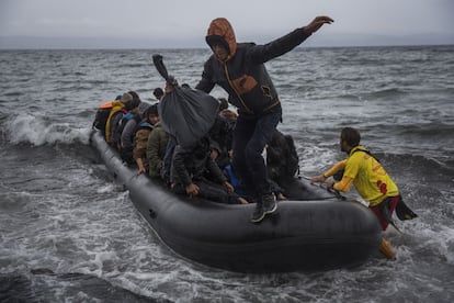 Un grupo de migrantes y refugiados llega a la isla griega de Lesbos, el 24 de octubre de 2015. En la última semana, cerca de 48.000 migrantes llegaron a Grecia, una cifra récord según anunció la Organización Internacional de Migraciones (OIM).