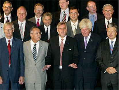 <b></b><i>Retrato de familia</i> de los ministros al término de la cumbre. El español, Rodrigo Rato, posa en la fila superior (segundo por la derecha).