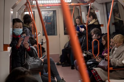 Viajeros de un tren del metro de Madrid.