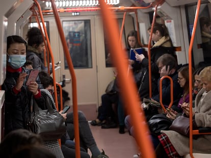 Viajeros de un tren del metro de Madrid.