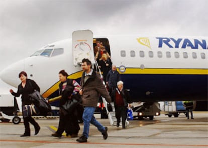 Un grupo de pasajeros desembarca de un avión de Ryanair en el aeropuerto de Charleroi.