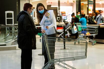 Una voluntaria de la fundación Banc dels Aliments.