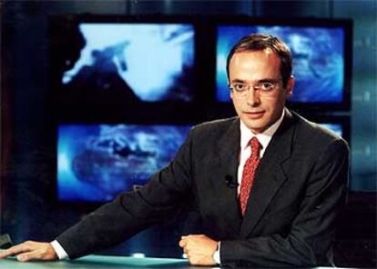 Alfredo Urdaci, director de servicios informativos de TVE durante los últimos seis años, mientras presenta las noticias.