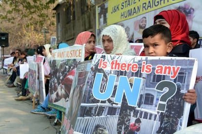 Refugiados cachemires protestan en Muzaffarabad contra la ONU durante los actos por el Día Internacional de los Derechos Humanos.