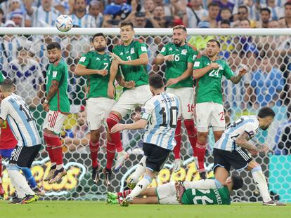 Lionel Messi cobra un tiro libre ante la barrera mexicana, el pasado sábado en Lusail.