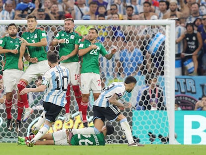 Lionel Messi cobra un tiro libre ante la barrera mexicana, el pasado sábado en Lusail.