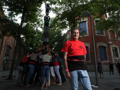 Josep Ramón Casas y los miembros de su colla castellera de Madrid durante un ensayo en la plaza de Daoíz y Velarde.