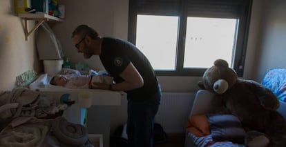 Un padre atiende a su hija.