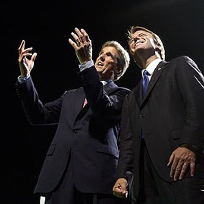 John Kerry (izquierda) y su <i>número dos,</i> John Edwards, en una fiesta tras la convención demócrata de Boston.