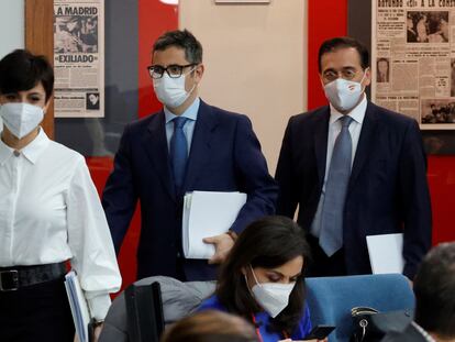 Desde la izquierda, Isabel Rodríguez, portavoz del Gobierno; Félix Bolaños, ministro de Presidencia, y  José Manuel Albares, ministro de Exteriores, antes de la rueda de prensa tras el Consejo de Ministros.