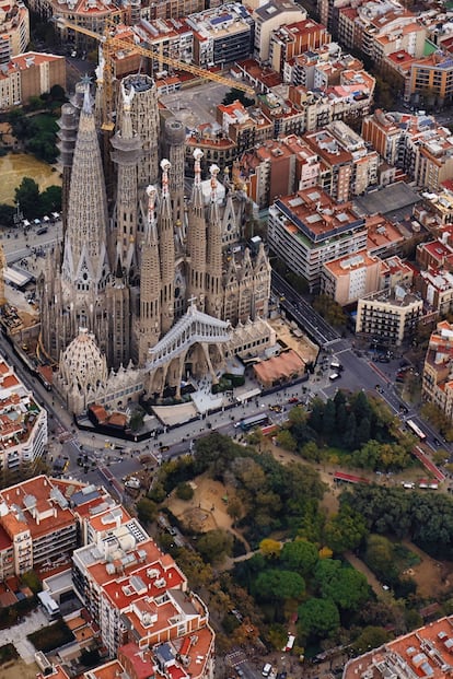 Las torres dedicadas a los evangelistas (las dos que faltan se terminarán en 2023) rodearán la torre de Jesús (la más alta, de 172 metros, prevista para 2026), y miden 135 metros: son las terceras más altas del templo en el actual momento de construcción. En la imagen, vista aérea de la Sagrada Familia.