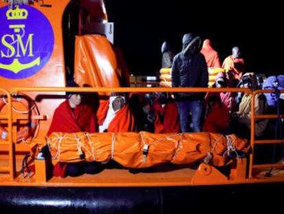 Salvamento Marítimo traslada este sábado al puerto de Almería a 49 varones que habían quedado aislados dos días por el mal tiempo