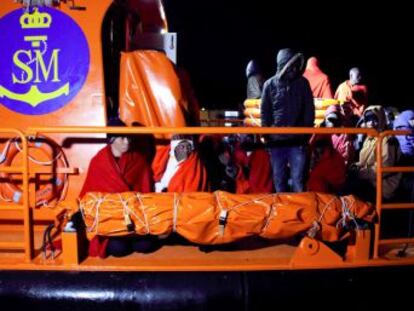 Salvamento Marítimo traslada este sábado al puerto de Almería a 49 varones que habían quedado aislados dos días por el mal tiempo