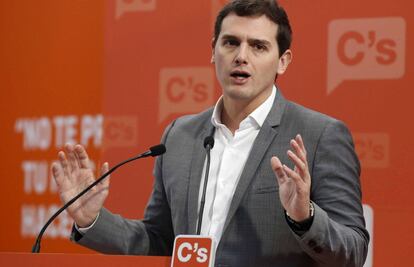 El líder de Ciudadanos, Albert Rivera, durante la rueda de prensa que ha ofrecido este lunes tras la Ejecutiva nacional del partido.