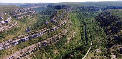 El Geoparque de Las Loras, localizado al norte de las provincias de Burgos y Palencia, se caracteriza por espectaculares cañones fluviales y grandes páramos calizos. El experto de la Escuela de Geología Profesional del Ilustre Colegio Oficial de Geólogos (ICOG), Gabriel Chicote, recomienda la Cascada tobácea de Covalagua, en la Lora de Valdivia, donde hay un pequeño bosque de hayas y robles que en otoño destaca por su belleza, subir a la Cueva de los Franceses e ir al mirador de Valcabado. Chicote recomienda también ir a los Cañones del Ebro y tomar la bajada hacia San Felices del Rudrón, en donde el cambio de color de las hojas en otoño es "espectacular", se pueden ver encinas y, a pocos metros, hayas y robles. Visita la página web: http://proyectogeoparquelasloras.es/