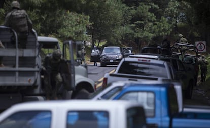 Marines e investigadores desplegados en una carretera mexicana tras un tiroteo.