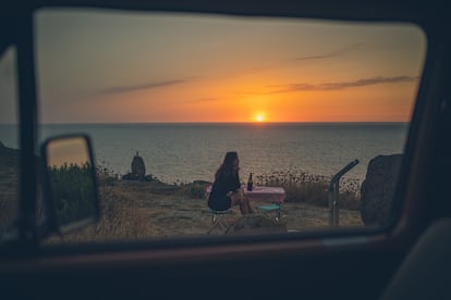 Vista del Mediterrneo desde una 'camper' aparcada en Cerde?a.