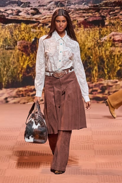 Falda midi sobre pantalón vista en Louis Vuitton. (Lauchmetrics).