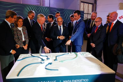 El presidente del Gobierno, Pedro Sánchez, y el consejero delegado de Cepsa, Maarten Wetselaar, enseña una maqueta del proyecto a las autoridades.