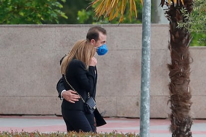 Ana Obregón y Alessandro Lequio durante el entierro de su hijo Alex Lequio en Madrid
