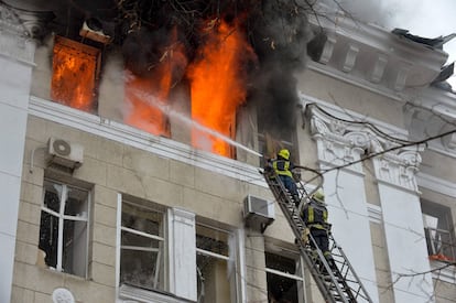 Incendio en un edificio de apartamentos en Járkov, este miércoles